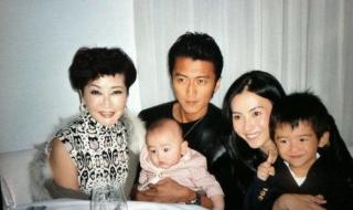张柏芝与二儿子合照